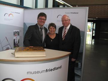 Lilli Bischhof, Vorsitzende der Landesgruppe Niedersachsen der Landsmannschaft der Deutschen aus Russland mit Jürgen Fröhlich und Klaus Bittner von der Projektleitung Museum Friedland