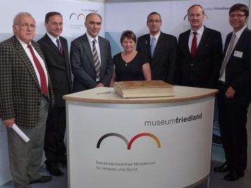 v. l. n. r.: Adolf Fetsch (Bundesvors. der Landsmannschaft), Oliver Dix (Landesvors. BdV), Dr. Christoph Bergner (Parl. Staatssekretär), Lilli Bischhoff (Landesvors.), Andreas Friedrichs (Bürgermeister), Rudolf Götz (MdL