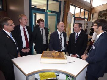 Der Parlamentarische Staatsekretär Dr. Christoph Bergner informiert sich über den aktuellen Stand des Projekts "Museum Friedland"