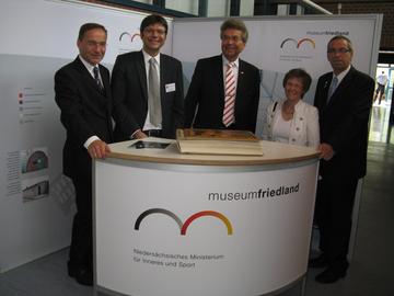 v.l. n.r.: Oliver Dix (Landesvorsitzender des BdV), Oliver Krüger (Projektleiter Museum Friedland), Klaus-Peter Bachmann (MdL), Astrid Franz (Nds. Ministerium für Inneres und Sport), Andreas Friedrichs (Bürgermeister)