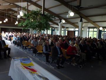 Ein Blick auf die gut besuchte zentrale Gedenkfeier der Landsmannschaft der Deutschen aus Russland am 01. September 2012 im Wirtschafts- und Sozialgebäude im Grenzdurchgangslager Friedland.