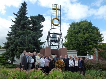 Im Anschluss an die zentrale Feierstunde legten Vertreter der Landsmannschaft der Deutschen aus Russland einen Kranz an der Friedlandglocke nieder.