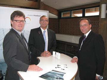 v. l. n. r.: Jürgen Fröhlich (Projektleitung Museum Friedland), Andreas Friedrichs (Bürgermeister), Oliver Dix (Vorsitzender der Landesgruppe Niedersachsen des BdV).