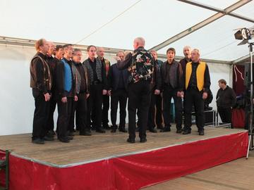 Das A capella Ensemble „Stimmgabel“, Männerchor aus Groß Schneen e.V. begeisterte die Zuschauer im Festzelt.