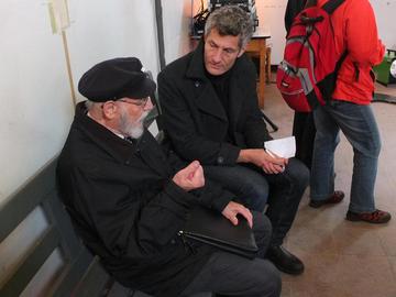 Der Ausstellungsmacher und Historiker Dr. Joachim Baur im Gespräch mit dem Journalisten Rolf Zick im ehemaligen Wartesaal. Rolf Zick ist im Jahre 1948 über Friedland aus sowjetischer Kriegsgefangenschaft heimgekehrt.