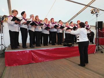 Der Chor „Heimatmelodie“ der Landmannschaft der Deutschen aus Russland, Ortsgruppe Hannover mit einem weiteren Stück aus seinem Repertoire.