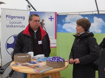 Christian Frank vom Projekt „Pilgerweg Loccum-Volkenroda“ informierte Kerstin Vehma Team „Museum Friedland“ darüber, dass der Pilgerweg bereits heute Station im Grenzdurchgangslager Friedland macht.