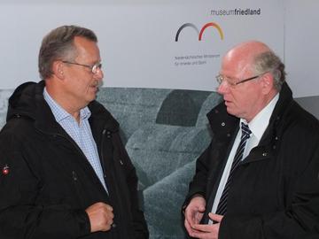 Herr Nordmann im Gespräch mit Klaus Bittner von der Projektleitung „Museum Friedland“