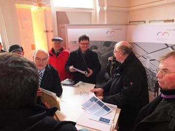 Zahlreiche Besucherinnen und Besucher informierten sich über das Museumsvorhaben am Stand „Museum Friedland“ im Bahnhof.