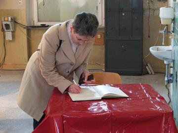 Zahlreiche Besucherinnen und Besucher trugen sich in das Gästebuch „Museum Friedland“. Viele schrieben über ihre persönlichen Erinnerungen an das Grenzdurchgangslager Friedland.