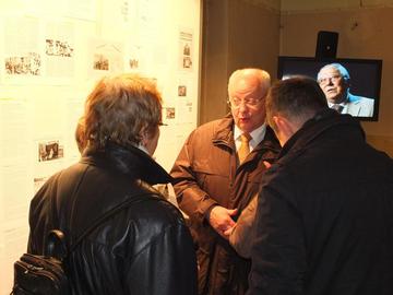 Wolfgang Linne von Gemeinde Friedland (Bildmitte) vor der illuminierten Pressewand.