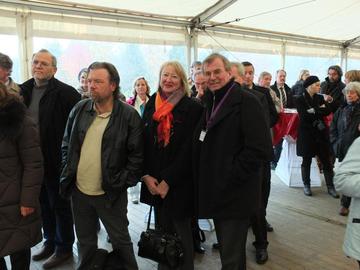 Unser Bild zeigt in der Mitte von rechts Pastor Martin Steinberg von der Inneren Mission und Kuratoriumsmitglied „Museum Friedland“ Heidrun Böttger von der Konföderation der evangelischen Landeskirche Niedersachsens.