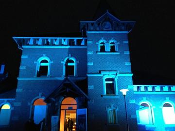 Unterschiedliche Farbeffekte illuminierten das historische Bahnhofsgebäude mit dem Einsetzen der Dunkelheit.