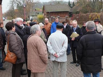 Die stündlichen Führungen über den zukünftigen Museumspfad wurden sehr gut angenommen. Klaus Magnus von der Friedlandhilfe e.V. leitete diese Gruppe vom Bahnhof über das Gelände des Grenzdurchgangslager bis zur Skt. Norbert Kirche