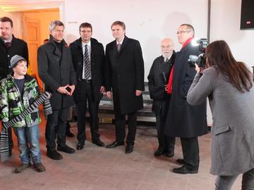 Unser Bild zeigt von l.n.r.: Christian Grascha, Mitglied des Niedersächsischen Landtags, Dr. Joachim Baur, Oliver Krüger, Innenminister Uwe Schünemann, Rolf Zick und Bürgermeister Andreas Friedrichs.