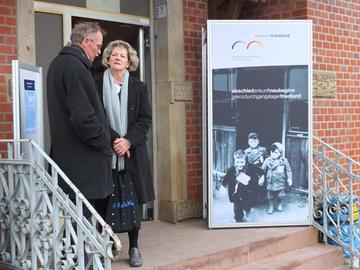 Jürgen Schäfer von der Gemeinde Friedland und Marlies Schügl im Gespräch vor dem Eingang zum historischen Bahnhofsgebäude.