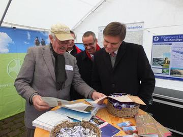 12. Innenminister Uwe Schünemann und Bürgermeister Andreas Friedrichs informieren sich über den Pilgerwegt Loccum-Volkenroda.