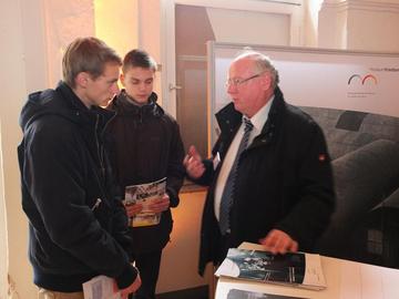 Klaus Bittner von der Projektleitung im Gespräch mit jungen Besuchern