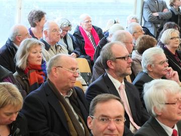 Besucherinnen und Besucher der Feierstunde im Festzelt