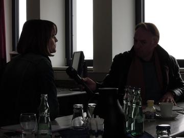 Die Historikerin und Leiterin des Zeitzeugenprojektes, Dr. Katrin Pieper, im Gespräch mit NDR-Redakteur Wilhelm Purk.