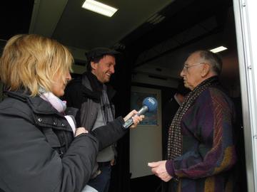 NDR-Redakteurin Ute Andres im Gespräch mit dem Zeitzeugen Herbert Schröder.