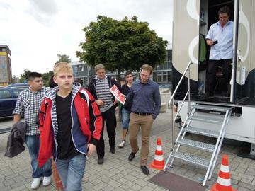 Schüler aus Salzgitter informieren sich über das Grenzdurchgangslager Friedland.