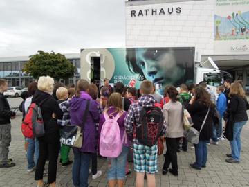 Das mobile Aufnahmestudio auf dem Rathausplatz in Salzgitter weckt großes Interesse der Schülerklassen.