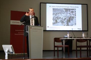 Prof. Dr. Axel Klausmeier, Direktor der Gedenkstätte Berliner Mauer, eröffnet die Tagung.