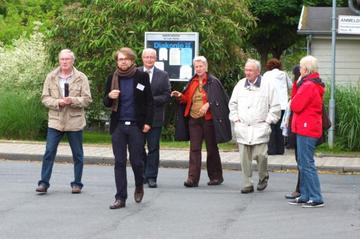 Historiker und Mitarbeiter im Team des Wissenschaftlichen Aufbaustabs Museum Friedland Sascha Schießl führt über das Gelände des Grenzduchgangslager Friedlands.