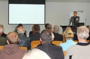 Der Leiter des wissenschaftlichen Aufbauteams Dr. Joachim Baur stellt Bewohnerinnen und Bewohnern der Gemeinde Friedland das Museumskonzept vor.