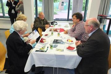 Informeller Austausch zwischen Aufbauteam und Bewohnerinnen und Bewohndern der Gemeinde Friedland zu Geschichte, Erfahrung und Wahrnehmung des Lagers früher und heute.