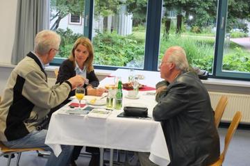 Bürgerinnen und Bürger der Gemeinde Friedland informieren sich bei Dr. Frauke Miera und berichten über ihre Erfahrungen mit dem Grenzdurchgangslager Friedland.