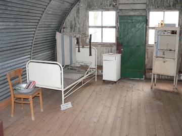 Sammlung der Mitarbeiterinnen und Mitarbeiter des Grenzdurchtgangslager Friedlands, ausgestellt in der Nissenhütte.
