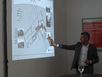 Kurator Dr. Joachim Baur informiert über die Grundzüge des Museumskonzepts