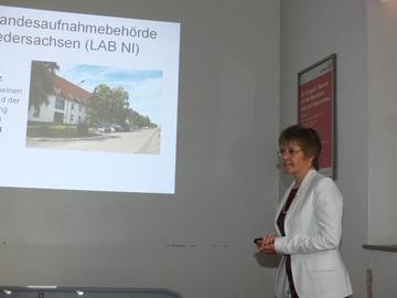 Astrid Franz, Niedersächsisches Ministerium für Inneres und Sport, informiert über die Aufgaben der Landesaufnahmebehörde Niedersachsen