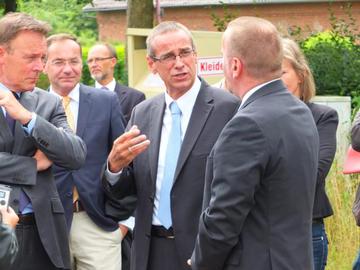 Andreas Friedrichs, Bürgermeister der Gemeinde Friedland, erläutert die Verbundenheit zum Grenzdurchgangslager