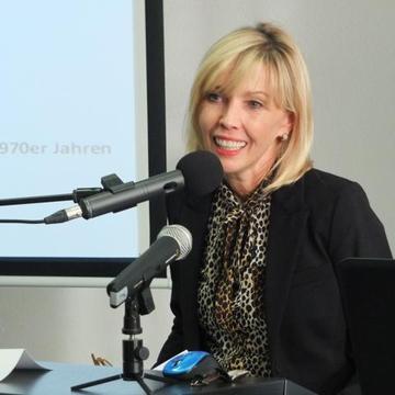 Doris Schröder-Köpf, Niedersächsische Landesbeauftragte für Migration und Teilhabe, richtet ein Grußwort an das Plenum.