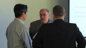 Moderator Prof. Dr. Jochen Oltmer im Gespräch mit Referenten.