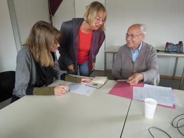 Dr. Katrin Pieper vom wissenschaftlichen Aufbaustab des Museums nimmt vom Zeitzeugen Johannes Gayda Dokumente für die Sammlung des Museums Friedland entgegen.