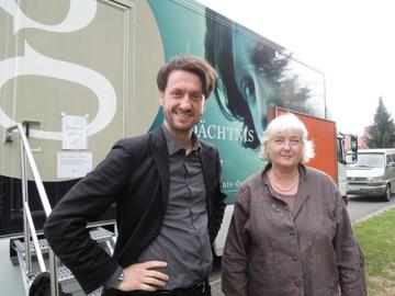 Die Zeitzeugin Dr. Dorothee von Ekesparre zusammen mit Redakteur Johannes Huhmann vor dem mobilen Studio, in dem die Interviews aufgezeichnet werden.
