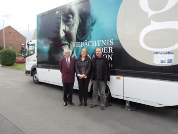 v.l.n.r.: Zeitzeuge Joachim Mrugalla (Bundesverwaltungsamt, Leiter der Außenstelle Friedland), Redakteurin Dr. Katharina Wimmer und Aufnahmeleiter Ronald Urbanczyk.