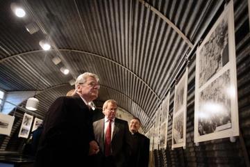 Bundespräsident Gauck besuchte die Ausstellung in der Nissenhütte, welche ein fester Bestandteil des Museums wird.