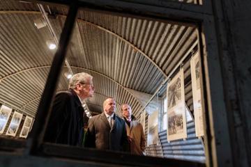 Bundespräsident Gauck informiert sich in der historischen Nissenhütte über die Gründungsjahre des Grenzdurchgangslagers.