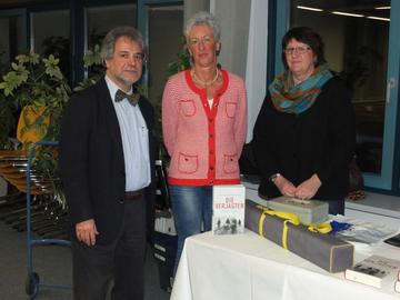 Professor Piskorski am Bücherstand der Buchhandlung Calvör