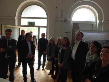 Begrüßung der Damen und Herren Abgeordneten von der Fraktion Bündnis 90/Die Grünen im Foyer des historischen Bahnhofsgebäudes Friedland