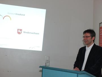 Projektleiter Oliver Krüger vom Nds. Ministerium für Inneres und Sport stellt das Museumsprojekt vor