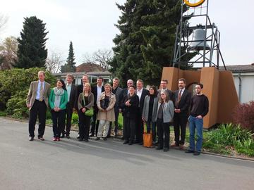 Besuchergruppe vor der Friedlandglocke