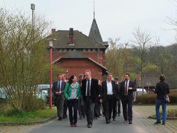 Besuchergruppe auf dem künftigen Museumspfad vom Bahnhof zum Grenzdurchgangslager Friedland