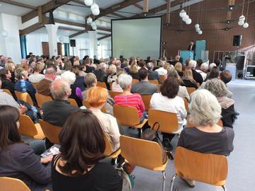 Blick in den großen Speisesaal des Grenzdurchgangslagers Friedland