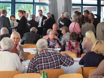 Stehempfang in der Cafeteria des Grenzdurchgangslagers Friedland